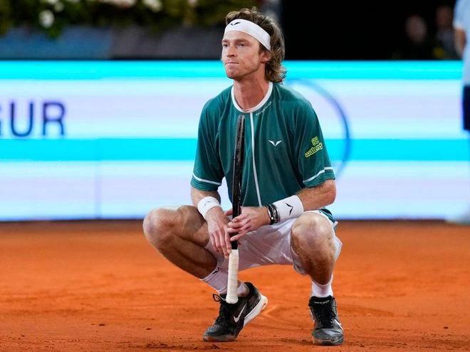 轻运动员而 轻运动员而